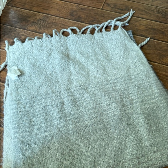 Stylish Light Gray Women's Scarf - Picture 1 of 4